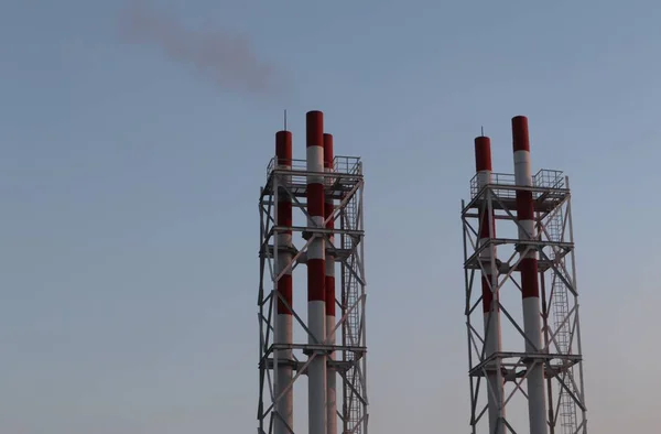 Tegen Achtergrond Van Blauwe Lucht Zijn Pijpen Waaruit Rook Komt — Stockfoto