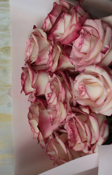Krásná Kytice Růžových Růží Leží Světlém Dřevěném Povrchu — Stock fotografie