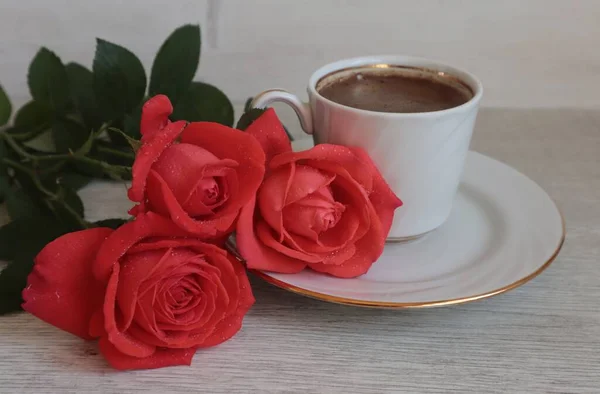 Buquê Rosas Vermelhas Uma Caneca Café Mesa — Fotografia de Stock