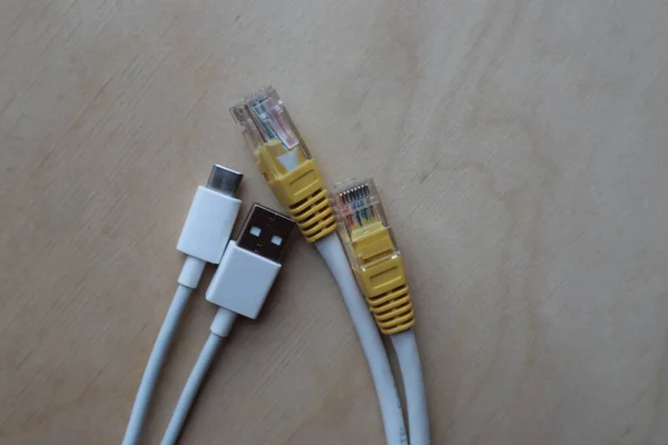 Ein Weißes Kabel Mit Einem Gelben Chip Ende Des Drahtes — Stockfoto