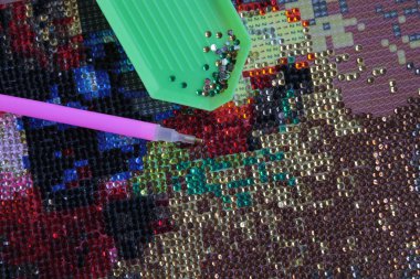  Elmas işlemeli, renkli elmaslar, üst görünüm..