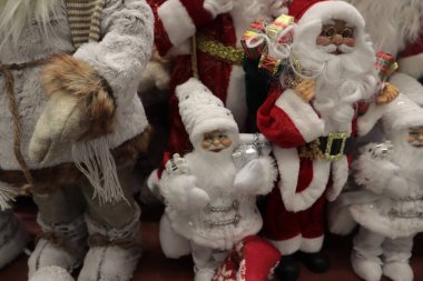 Mağazada farklı Noel Baba oyuncakları satılıyor..