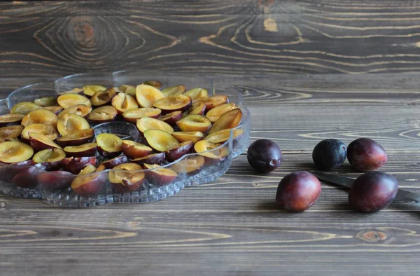 Préparation Prune Pour Stockage Sans Graines Étalée Sur Plateau Plastique — Photo