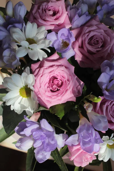 Ein Strauß Rosa Rosen Weißer Kamille Und Blauer Freesien lizenzfreie Stockbilder