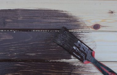 Tahta tahtalar doğal desenli ve desenli, kahverengi boyalı fırçayla boyanmış..