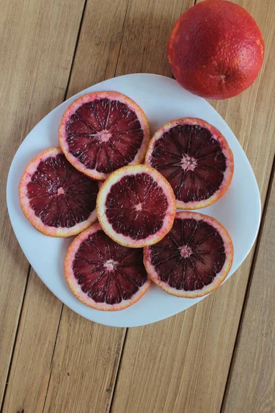 Couper Orange Rouge Cercles Sur Une Assiette — Photo