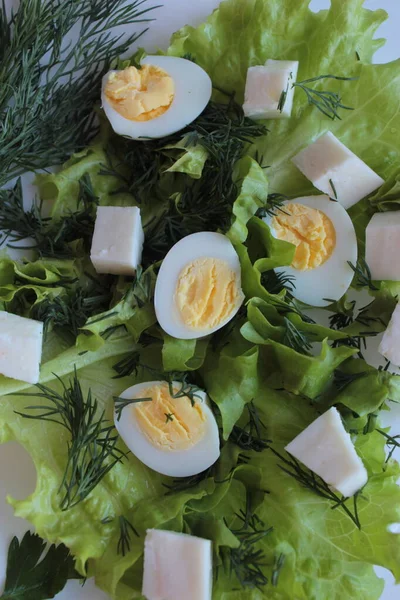 Салат Сыром Яйцами Листьями Салата Вид Сверху — стоковое фото