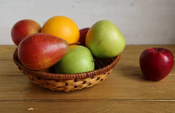 Bordet Står Korgskål Med Äpplen Päron Och Apelsiner Stockbild