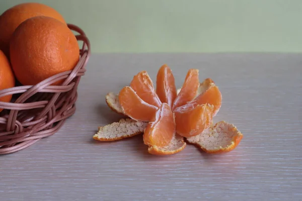 Eine Geschälte Mandarine Liegt Auf Dem Tisch Stockfoto