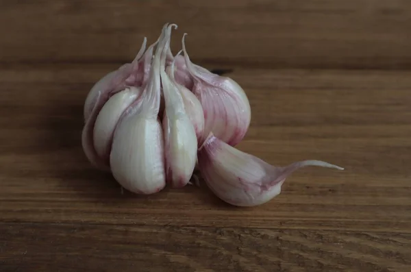 Head Garlic Lies Wooden Surface — Stock Photo, Image