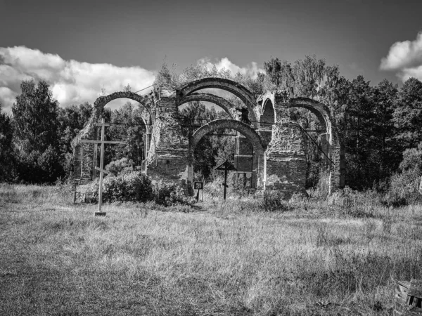 Rusya II 'deki eski ve harap kilise