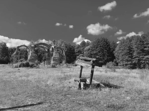 Rusya 'daki eski ve harap kilise