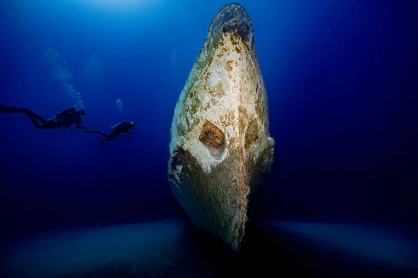 Eski paslı gemi enkazı mavi suyun arka planında