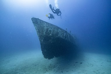Eski paslı gemi enkazı mavi suyun arka planında