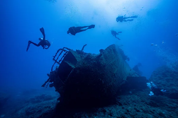 Eski paslı gemi enkazı mavi suyun arka planında