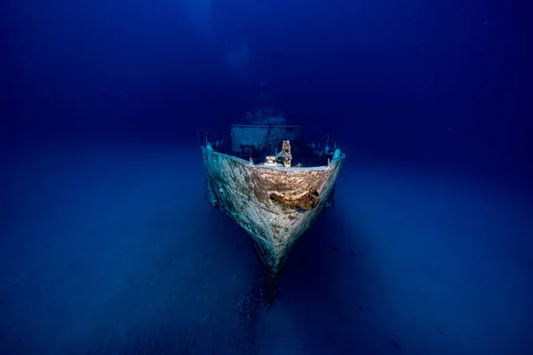 Kas yakınlarında bir enkaz. Derin ve mavi. Temiz su