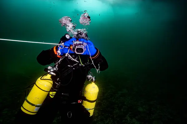 Baykal gölünde buz dalışı. Hafif bir oyun. 