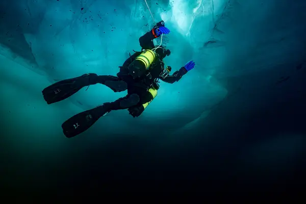 Baykal gölünde buz dalışı. Hafif bir oyun. 