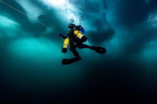 Baykal gölünde buz dalışı. Hafif bir oyun. 