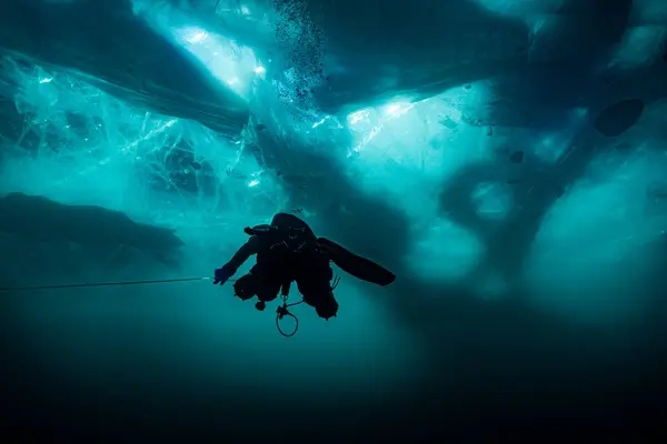 Baykal gölünde buz dalışı. Hafif bir oyun. 