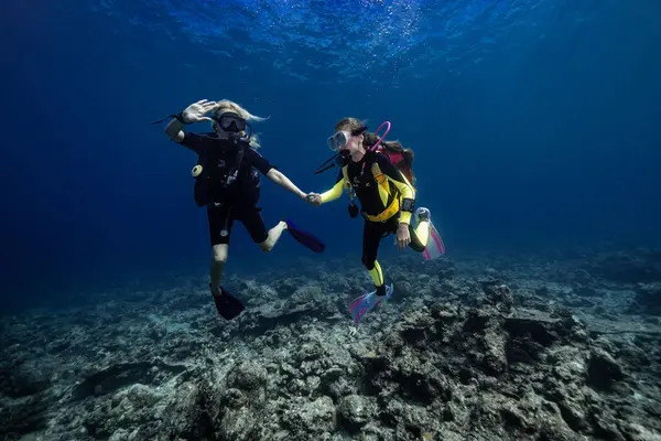 Suyun altındaki sarı nehir 
