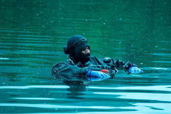 Suyun altındaki sarı nehir 