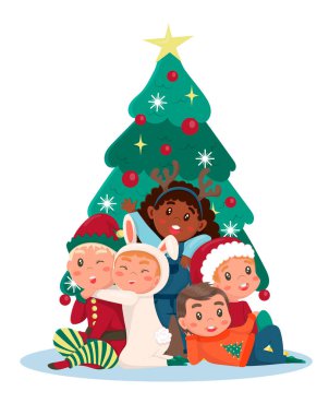 Noel ağacının yanında elf, geyik, tavşan ve Noel Baba kostümleriyle poz veren bir grup çocuk. poster, pankart, noel partisi, yeni yıl arifesi.