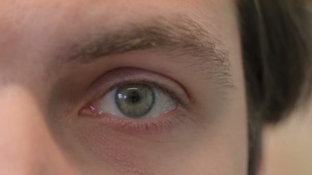 Közelkép a villogó szemek a fiatal férfi — Stock videók