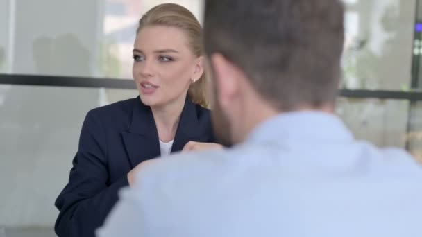 Mulher de negócios bonita tendo discussão com empresários de raça mista no escritório — Vídeo de Stock