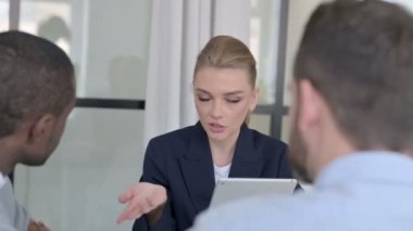Tabletli İş Kadını Karışık Irk İşadamlarıyla Konuşuyor