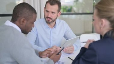 Tablet ve Smartphone kullanırken Erkek ve Kadın İşadamları Konuşuyor