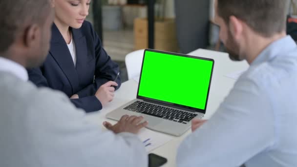 Achteraanzicht van mannelijke en vrouwelijke zakelijke persoon met behulp van laptop met groene chroma scherm — Stockvideo