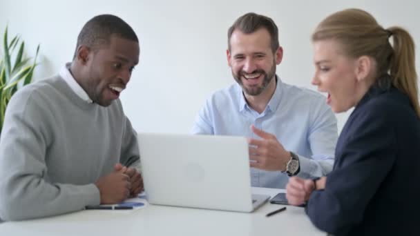 Μεικτή Race Business People Γιορτάζοντας την επιτυχία κατά τη χρήση Laptop στο γραφείο — Αρχείο Βίντεο
