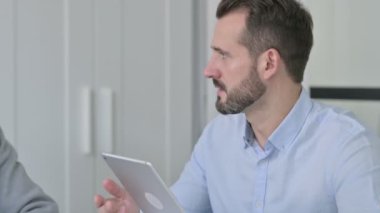 Tabletli İşadamı, Meslektaşlarla Konuşuyor 