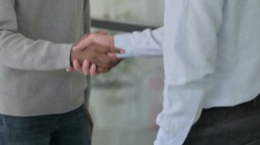 Karışık Irk İşadamlarının Yavaş Hareketi El sıkışması