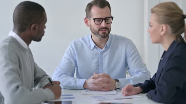 Empresario serio hablando con gente de negocios en el cargo — Vídeos de Stock