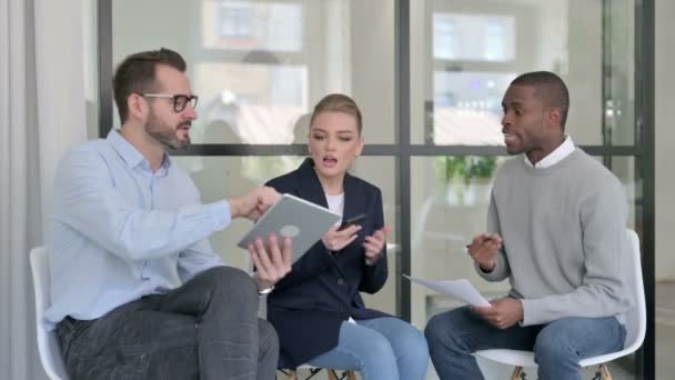 Young Business People Arguing while Holding Tablet, Smartphone and Documents — Stock Video