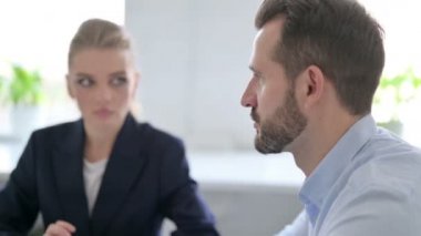 Neşeli İş Adamı Erkek ve Kadın Meslektaşlarıyla Konuşuyor