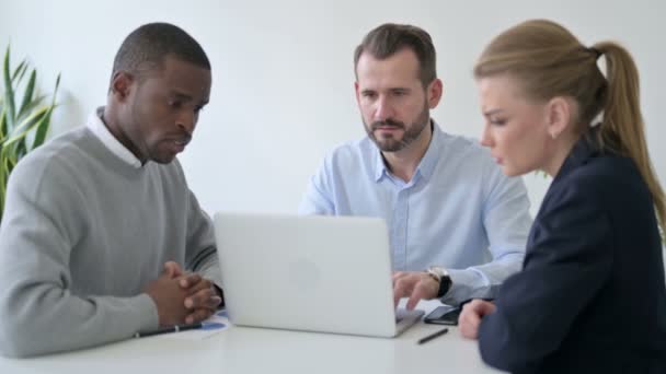 Business People yang kecewa mengalami kerugian ketika menggunakan Laptop di Kantor — Stok Video