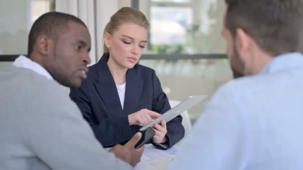 Gemischte Rasse Geschäftsleute arbeiten im Büro an Tablet und Smartphone — Stockvideo