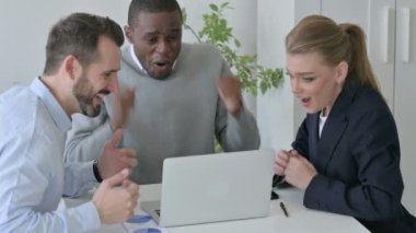 Ofiste dizüstü bilgisayar kullanırken Başarıyı Kutlayan Neşeli İş Adamları 