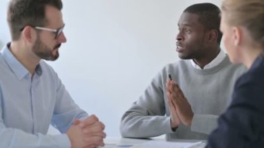 Profesyonel Afrikalı İş Adamı Meslektaşlarıyla Tartışıyor 