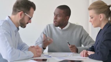 Kızgın Afrikalı İşadamı Erkek ve Kadın İş Adamlarını Azarladı