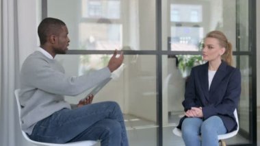 Tabletli Afrikalı İşadamı Genç İş Kadınlarıyla Görüşüyor