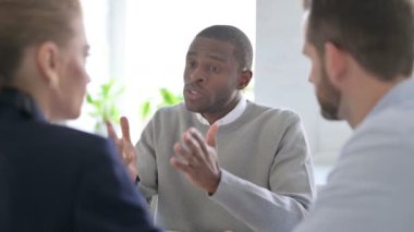 Ciddi Afrikalı İş Adamı Meslektaşlarıyla Tartışıyor 