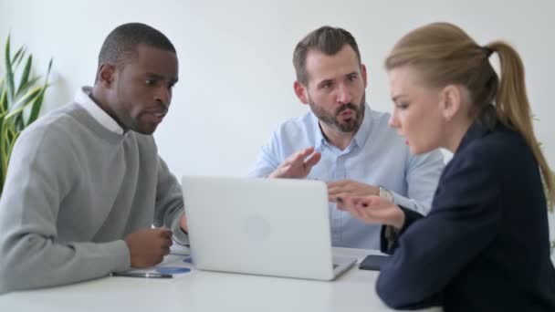 Männliche und weibliche Geschäftsleute streiten sich bei der Nutzung von Laptops im Büro — Stockvideo