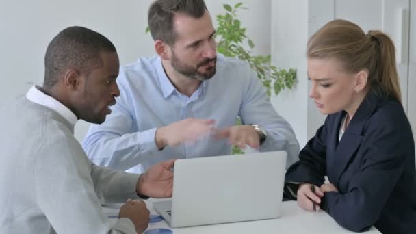 Αρσενικό και Γυναίκα Επιχειρηματίες Διαφωνώντας κατά τη χρήση Laptop στο γραφείο — Αρχείο Βίντεο
