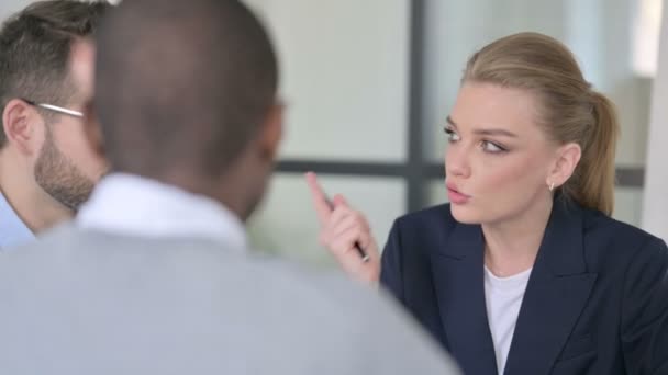 Achteraanzicht van boze zakenvrouw in gesprek met mannelijke collega 's — Stockvideo