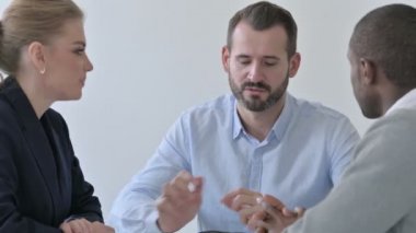 Ciddi Erkek ve Kadın İş Adamları Ofiste Tartışıyor