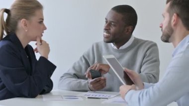 Erkek ve Kadın Meslektaşlar Akıllı Telefon ve Tablet kullanırken Tartışıyor